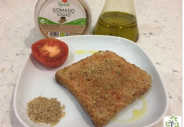 Tostada con tomate i gomasio