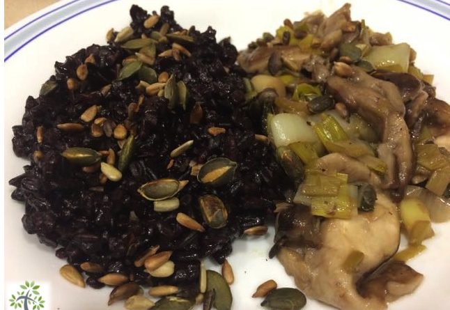 Arròs negre amb saltat de xiitake